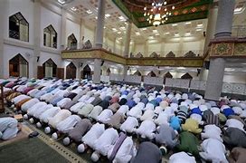 Foto Wanita Cantik Lagi Sholat Berjamaah Di Masjid